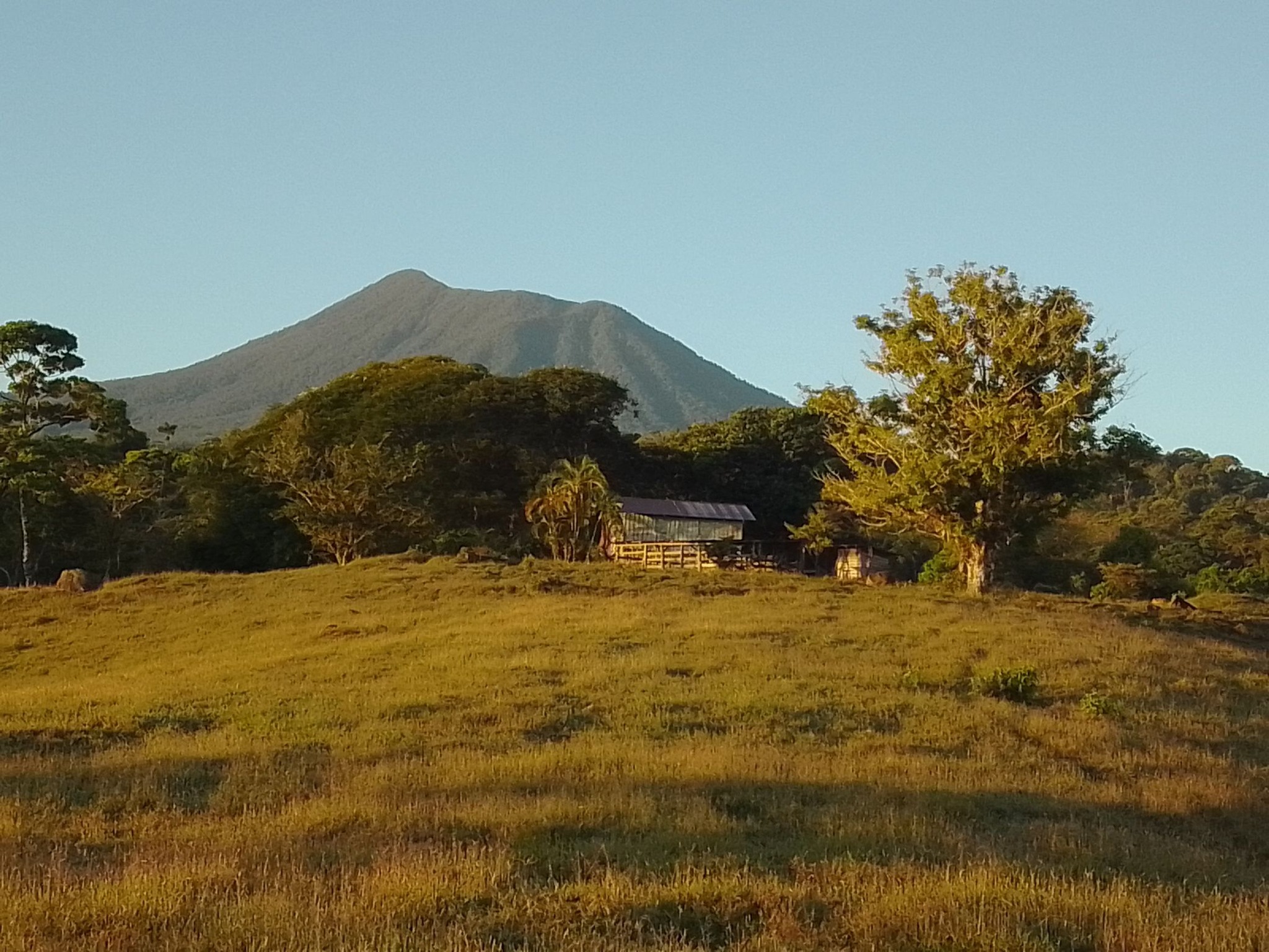 El volcán Cacho Negro visto desde una finca en las cercanías del Parque Nacional Braulio Carrillo